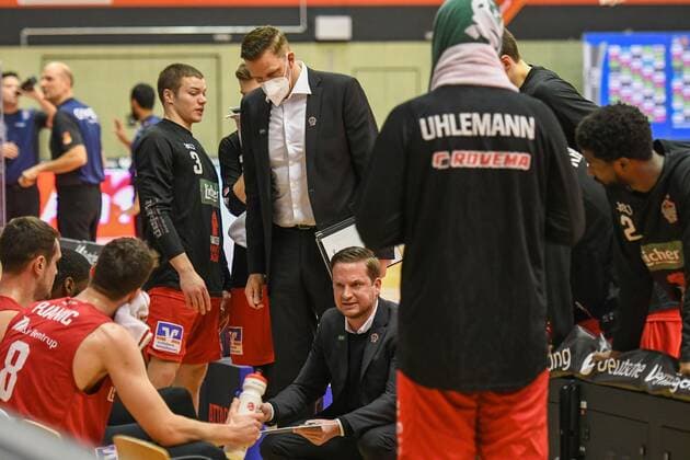 Rolf Scholz, Coach Gießen 11. Spieltag, Basketball Bundesliga, Basketball Saison 2020 2021, Deutschland, easyCredit BBL, frankfurt, Germany, Giessen 46ers, giessen rot, Herren, Jobstairs GIESSEN 46ers - BG Göttingen Männer, Göttingen weiß