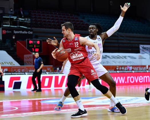 Johannes Richter (Giessen 46ers, 12) gegen Tai Odiase (BG Goettingen, 21). JobStairs Giessen 46ers vs BG Goettingen, easyCredit Basketball Bundesliga, Saison 2020 2021, 11. Spieltag, 02.01.2021. JobStairs Giessen 46ers vs BG Goettingen, easyCredit Basketball Bundesliga, Saison 2020 2021, 11. Spieltag, 02.01.2021 Giessen Copyright: xStefanxTschersich Eibner-Pressefotox EP_STH