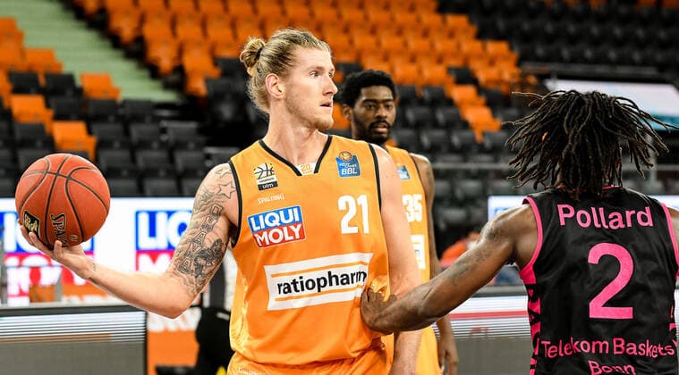 GER, BBL, ratiopharm ulm vs Telekom Baskets Bonn 02.01.2021, ratiopharm arena, Neu-Ulm, GER, BBL, ratiopharm ulm vs Telekom Baskets Bonn, im Bild Dylan Osetkowski (Ulm, 21), Xavier Pollard (Bonn, 2)