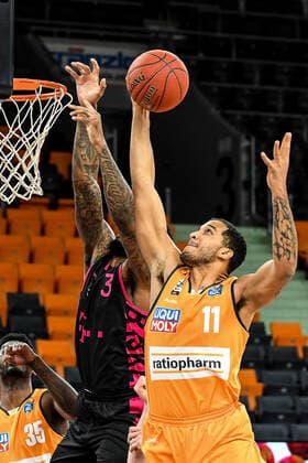 GER, BBL, ratiopharm ulm vs Telekom Baskets Bonn 02.01.2021, ratiopharm arena, Neu-Ulm, GER, BBL, ratiopharm ulm vs Telekom Baskets Bonn, im Bild Isaiah Wilkins (Ulm, 11) gewinnt Rebound gegen James Thompson (Bonn, 3)