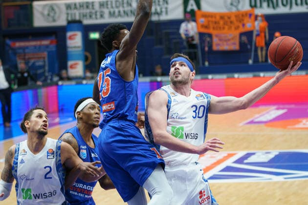 Basketball, Männer, BBL, 11. Spieltag, 02.01.2021, SYNTAINICS MBC - Fraport Skyliners, v.l.: Michael Kessens (Skyliners, 2), Kyndahl Hill (MBC, 11), AJ Brodeur (MBC, 25), Jon Axel Gudmundsson (Skyliners, 30). GER, BBL, Basketball, Maenner, SYNTAINICS MBC - Fraport Skyliners, 02.01.2021, Weissenfels