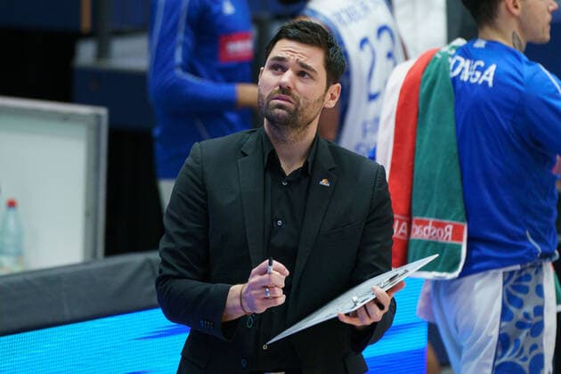 Basketball, Männer, BBL, 11. Spieltag, 02.01.2021, SYNTAINICS MBC - Fraport Skyliners, Head Coach Sebastian Gleim (Skyliners) notiert den Auswaertssieg mit 89:94. GER, BBL, Basketball, Maenner, SYNTAINICS MBC - Fraport Skyliners, 02.01.2021, Weissenfels
