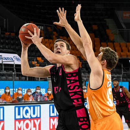 GER, BBL, ratiopharm ulm vs Telekom Baskets Bonn 02.01.2021, ratiopharm arena, Neu-Ulm, GER, BBL, ratiopharm ulm vs Telekom Baskets Bonn, im Bild Strahinja Micovic (Bonn, 4) setzt sich gegen Patrick Heckmann (Ulm, 33) durch