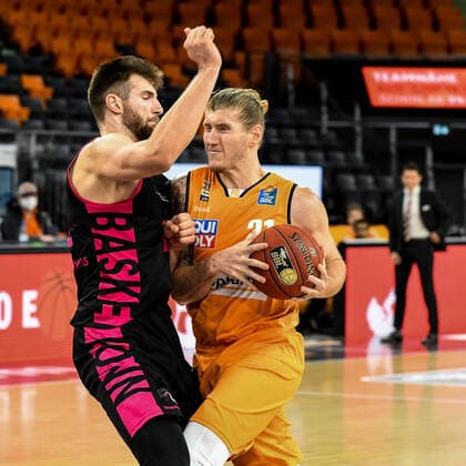 GER, BBL, ratiopharm ulm vs Telekom Baskets Bonn 02.01.2021, ratiopharm arena, Neu-Ulm, GER, BBL, ratiopharm ulm vs Telekom Baskets Bonn, im Bild Leon Kratzer (Bonn, 21), Dylan Osetkowski (Ulm, 21)