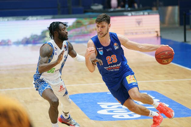 Basketball, Männer, BBL, 11. Spieltag, 02.01.2021, SYNTAINICS MBC - Fraport Skyliners, v.l.: <mbc fra GER, BBL, Basketball, Maenner, SYNTAINICS MBC - Fraport Skyliners, 02.01.2021, Weissenfels