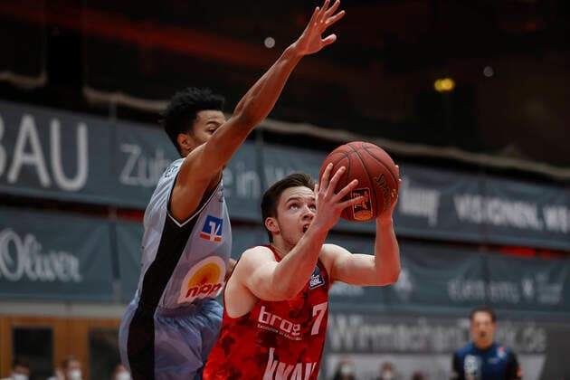 s.Oliver Wuerzburg vs. HAKRO Merlins Crailsheim, Basketball, BBL Deutschland, Wuerzburg, s.Oliver Arena, 03.01.2021, emspor, emonline, despor, deonline, s.Oliver Wuerzburg vs. HAKRO Merlins Crailsheim, Basketball, BBL Bild: v. li. Trae Bell-Haynes (Merlins) und Nils Hassfurther (s.Oliver Wuerzburg) Photo: HMB Media Heiko Becker Pool Wuerzburg s.Oliver Arena Bayern Deutschland