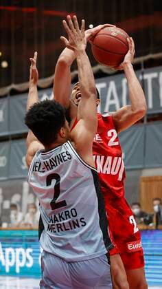 s.Oliver Wuerzburg vs. HAKRO Merlins Crailsheim, Basketball, BBL Deutschland, Wuerzburg, s.Oliver Arena, 03.01.2021, emspor, emonline, despor, deonline, s.Oliver Wuerzburg vs. HAKRO Merlins Crailsheim, Basketball, BBL Bild: v. li. Trae Bell-Haynes (Merlins) und Cameron Hunt (s.Oliver Wuerzburg) Photo: HMB Media Heiko Becker Pool Wuerzburg s.Oliver Arena Bayern Deutschland