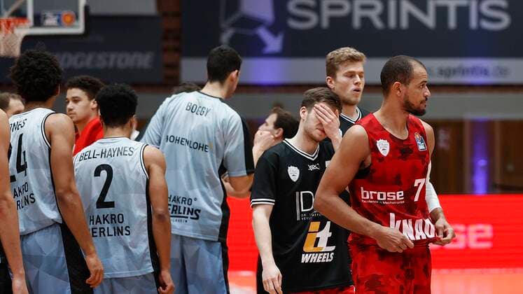 s.Oliver Wuerzburg vs. HAKRO Merlins Crailsheim, Basketball, BBL Deutschland, Wuerzburg, s.Oliver Arena, 03.01.2021, emspor, emonline, despor, deonline, s.Oliver Wuerzburg vs. HAKRO Merlins Crailsheim, Basketball, BBL Bild: v. li. Enttaeuschung bei Jonas Weitzel (s.Oliver Wuerzburg), Nils Hassfurther (s.Oliver Wuerzburg) und Alex King (s.Oliver Wuerzburg) Photo: HMB Media Heiko Becker Pool Wuerzburg s.Oliver Arena Bayern Deutschland