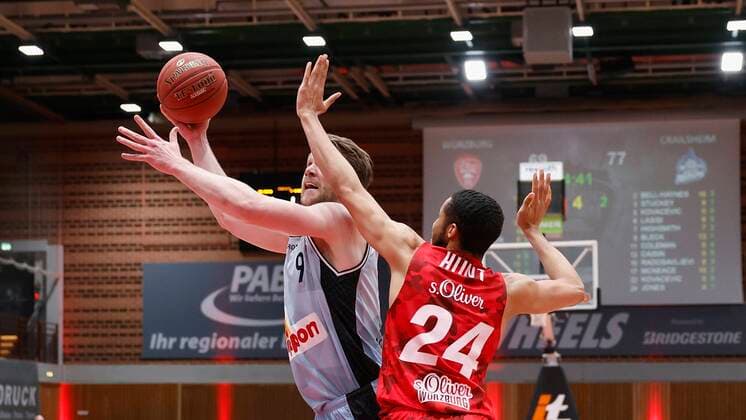 s.Oliver Wuerzburg vs. HAKRO Merlins Crailsheim, Basketball, BBL Deutschland, Wuerzburg, s.Oliver Arena, 03.01.2021, emspor, emonline, despor, deonline, s.Oliver Wuerzburg vs. HAKRO Merlins Crailsheim, Basketball, BBL Bild: v. li. Fabian Bleck (Merlins) und Cameron Hunt (s.Oliver Wuerzburg) Photo: HMB Media Heiko Becker Pool Wuerzburg s.Oliver Arena Bayern Deutschland
