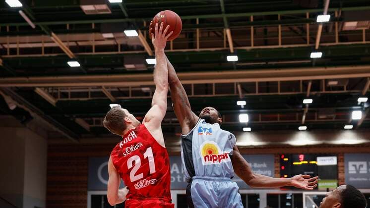 s.Oliver Wuerzburg vs. HAKRO Merlins Crailsheim, Basketball, BBL Deutschland, Wuerzburg, s.Oliver Arena, 03.01.2021, emspor, emonline, despor, deonline, s.Oliver Wuerzburg vs. HAKRO Merlins Crailsheim, Basketball, BBL Bild: v. li. Florian Koch (s.Oliver Wuerzburg) und Haywood Highsmith (Merlins) Photo: HMB Media Heiko Becker Pool Wuerzburg s.Oliver Arena Bayern Deutschland