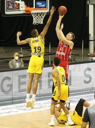 GER, BBL, ALBA Berlin vs. Bayern Muenchen 03.01.2021, Mercedes Benz Arena, Berlin, GER, BBL, ALBA Berlin vs. Bayern Muenchen, im Bild Louis Olinde (ALBA Berlin 19), Maodo Lo (ALBA Berlin 0), Leon Radosevic (FC Bayern Muenchen 43)