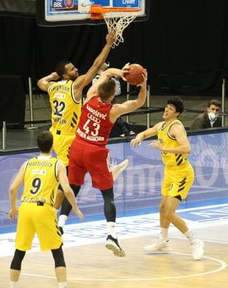 GER, BBL, ALBA Berlin vs. Bayern Muenchen 03.01.2021, Mercedes Benz Arena, Berlin, GER, BBL, ALBA Berlin vs. Bayern Muenchen, im Bild Johannes Thiemann (ALBA Berlin 32), Simone Fontecchio (ALBA Berlin 20), Leon Radosevic (FC Bayern Muenchen 43)