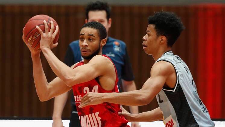 s.Oliver Wuerzburg vs. HAKRO Merlins Crailsheim, Basketball, BBL Deutschland, Wuerzburg, s.Oliver Arena, 03.01.2021, emspor, emonline, despor, deonline, s.Oliver Wuerzburg vs. HAKRO Merlins Crailsheim, Basketball, BBL Bild: v. li. Cameron Hunt (s.Oliver Wuerzburg) und Trae Bell-Haynes (Merlins) Photo: HMB Media Heiko Becker Pool Wuerzburg s.Oliver Arena Bayern Deutschland