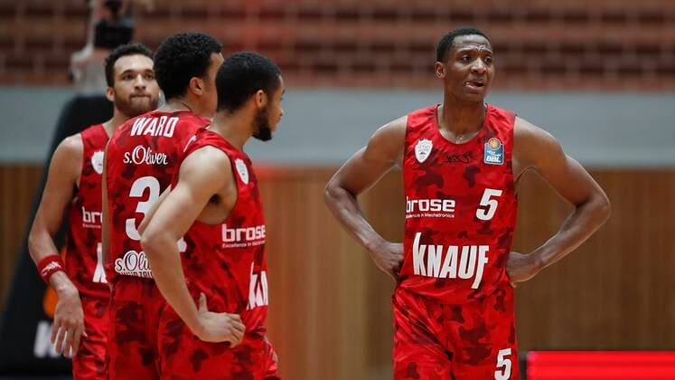 s.Oliver Wuerzburg vs. HAKRO Merlins Crailsheim, Basketball, BBL Deutschland, Wuerzburg, s.Oliver Arena, 03.01.2021, emspor, emonline, despor, deonline, s.Oliver Wuerzburg vs. HAKRO Merlins Crailsheim, Basketball, BBL Bild: v. li. Enttaeuschung bei Brekkott Chapman (s.Oliver Wuerzburg), Tyson Ward (s.Oliver Wuerzburg), Cameron Hunt (s.Oliver Wuerzburg) und Justin Sears (s.Oliver Wuerzburg) Photo: HMB Media Heiko Becker Pool Wuerzburg s.Oliver Arena Bayern Deutschland