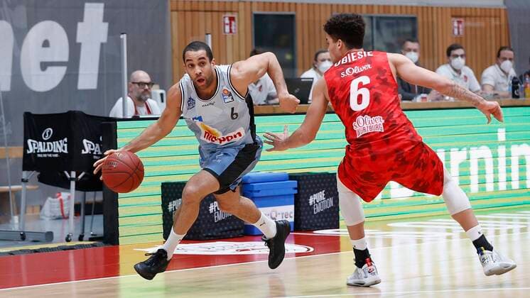s.Oliver Wuerzburg vs. HAKRO Merlins Crailsheim, Basketball, BBL Deutschland, Wuerzburg, s.Oliver Arena, 03.01.2021, emspor, emonline, despor, deonline, s.Oliver Wuerzburg vs. HAKRO Merlins Crailsheim, Basketball, BBL Bild: v. li. Elias Lasisi (Merlins) und Joshua Obiesie (s.Oliver Wuerzburg) Photo: HMB Media Heiko Becker Pool Wuerzburg s.Oliver Arena Bayern Deutschland