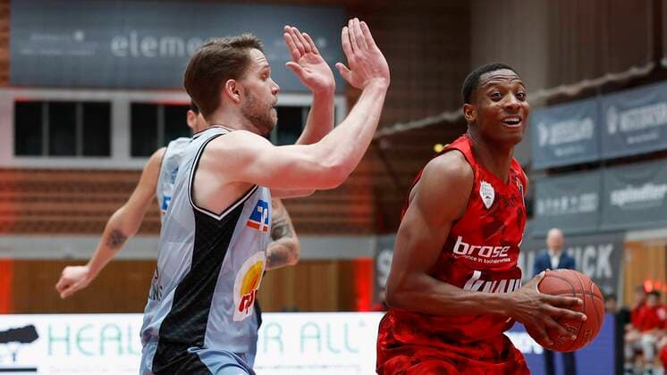 s.Oliver Wuerzburg vs. HAKRO Merlins Crailsheim, Basketball, BBL Deutschland, Wuerzburg, s.Oliver Arena, 03.01.2021, emspor, emonline, despor, deonline, s.Oliver Wuerzburg vs. HAKRO Merlins Crailsheim, Basketball, BBL Bild: v. li. Fabian Bleck (Merlins) und Justin Sears (s.Oliver Wuerzburg) Photo: HMB Media Heiko Becker Pool Wuerzburg s.Oliver Arena Bayern Deutschland