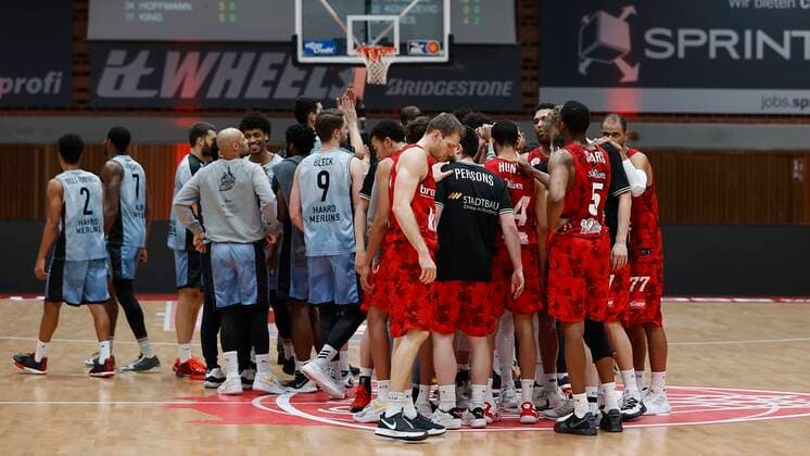 s.Oliver Wuerzburg vs. HAKRO Merlins Crailsheim, Basketball, BBL Deutschland, Wuerzburg, s.Oliver Arena, 03.01.2021, emspor, emonline, despor, deonline, s.Oliver Wuerzburg vs. HAKRO Merlins Crailsheim, Basketball, BBL Bild: v. li. Mannschaftskeis Photo: HMB Media Heiko Becker Pool Wuerzburg s.Oliver Arena Bayern Deutschland