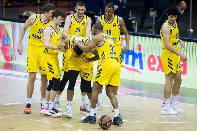 05.01.2021, xfrx, Basketball EuroLeague, Alba Berlin - BASKONIA VITORIA emspor, v.l. Tim Schneider (Alba Berlin),Jonas Mattisseck (Alba Berlin),Jovana Damnjanovic (Bayern Muenchen),Jayson Granger (Alba Berlin),Louis Olinde (Alba Berlin),Johannes Thiemann (Alba Berlin),Simone Fontecchio (Alba Berlin) (DFL DFB REGULATIONS PROHIBIT ANY USE OF PHOTOGRAPHS as IMAGE SEQUENCES and or QUASI-VIDEO) Berlin