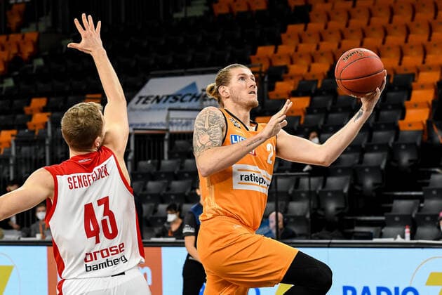 Basketball, BBL, ratiopharm Ulm - Brose Bamberg GER, BBL, ratiopharm ulm vs Bose Bamberg 06.01.2021, ratiopharm arena, Neu-Ulm, GER, BBL, ratiopharm ulm vs Bose Bamberg, im Bild Christian Sengfelder (Bamberg, 43), Dylan Osetkowski (Ulm, 21)
