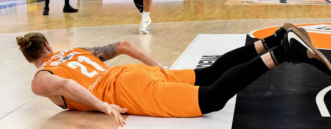 Basketball, BBL, ratiopharm Ulm - Brose Bamberg GER, BBL, ratiopharm ulm vs Bose Bamberg 06.01.2021, ratiopharm arena, Neu-Ulm, GER, BBL, ratiopharm ulm vs Bose Bamberg, im Bild Dylan Osetkowski (Ulm, 21) liegt nach Fehlpass am Boden