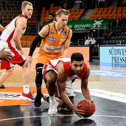 Basketball, BBL, ratiopharm Ulm - Brose Bamberg GER, BBL, ratiopharm ulm vs Bose Bamberg 06.01.2021, ratiopharm arena, Neu-Ulm, GER, BBL, ratiopharm ulm vs Bose Bamberg, im Bild Thomas Klepeisz (Ulm, 22) foult Kenneth Ogbe (Bamberg, 25)