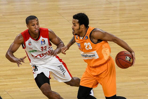 GER, BBL, ratiopharm ulm vs Brose Bamberg 06.01.2021, ratiopharm arena, Neu-Ulm, GER, BBL, ratiopharm ulm vs Brose Bamberg, im Bild Devon Hall (Bamberg, 22), Troy Caupain (Ulm, 23)