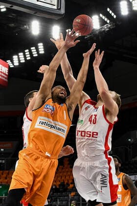 GER, BBL, ratiopharm ulm vs Brose Bamberg 06.01.2021, ratiopharm arena, Neu-Ulm, GER, BBL, ratiopharm ulm vs Brose Bamberg, im Bild Demitrius Conger (Ulm, 1) und Christian Sengfelder (Bamberg, 43) strecken sich beim Rebound