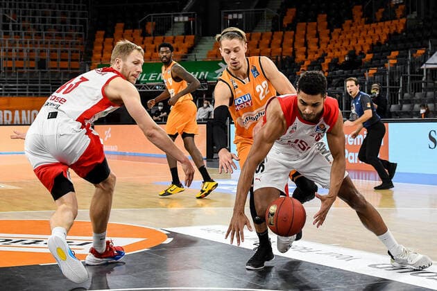 GER, BBL, ratiopharm ulm vs Brose Bamberg 06.01.2021, ratiopharm arena, Neu-Ulm, GER, BBL, ratiopharm ulm vs Brose Bamberg, im Bild Kampf um den Ball, Christian Sengfelder (Bamberg, 43), Thomas Klepeisz (Ulm, 22), Kenneth Ogbe (Bamberg, 25)