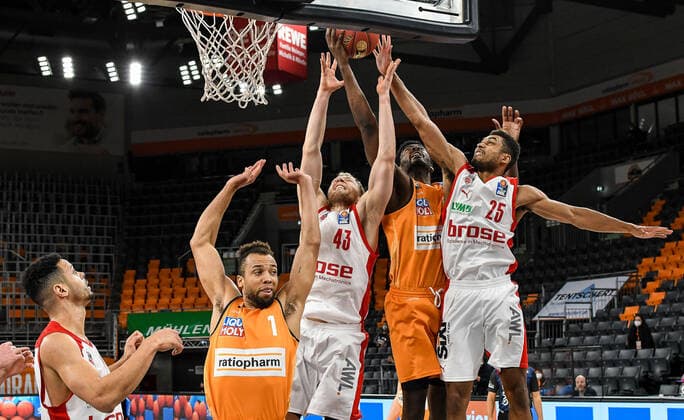 GER, BBL, ratiopharm ulm vs Brose Bamberg 06.01.2021, ratiopharm arena, Neu-Ulm, GER, BBL, ratiopharm ulm vs Brose Bamberg, im Bild Christian Sengfelder (Bamberg, 43) und Kenneth Ogbe (Bamberg, 25) versuchen Aric Holman (Ulm, 35) am Korbleger zu hindern, Demitrius Conger (Ulm, 1)