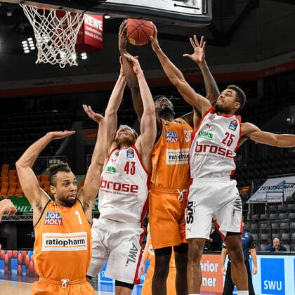 GER, BBL, ratiopharm ulm vs Brose Bamberg 06.01.2021, ratiopharm arena, Neu-Ulm, GER, BBL, ratiopharm ulm vs Brose Bamberg, im Bild Christian Sengfelder (Bamberg, 43) und Kenneth Ogbe (Bamberg, 25) versuchen Aric Holman (Ulm, 35) am Korbleger zu hindern, Demitrius Conger (Ulm, 1)