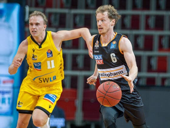 Lukas Herzog (MHP Riesen Ludwigsburg, 11), Per Guenther (Ratiopharm Ulm 06), MHP Riesen Ludwigsburg vs. Ratiopharm Ulm, Basketball, Bundesliga, 12. Spieltag, Spielzeit 20 21, 09.01.2021, MHP Riesen Ludwigsburg vs. Ratiopharm Ulm, Basketball, Bundesliga, 12. Spieltag, Spielzeit 20 21, 09.01.2021 Ludwigsburg Copyright: xEibner-Pressefoto SaschaxWaltherx EP_swa