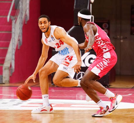 Cameron Hunt (s. Oliver Würzburg, 24) im Zweikampf mit Josh Hagins (Telekom Baskets Bonn, 05) Telekom Baskets Bonn vs. s. Oliver Wuerzburg, Herren, Basketball, 1. Bundesliga, 12. Spieltag, 2020 2021, 09.01.2021 Telekom Baskets Bonn vs. s. Oliver Wuerzburg, Herren, Basketball, 1. Bundesliga, 12. Spieltag, 2020 2021, 09.01.2021 Bonn Copyright: xJulianxMeusel Eibner-Pressefotox EP_JML