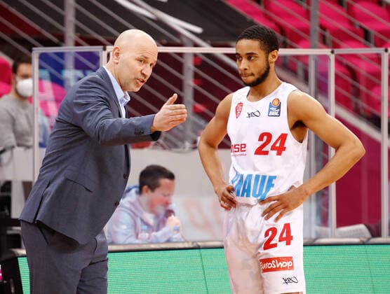Denis Wucherer (s. Oliver Würzburg, Cheftrainer) gibt Cameron Hunt (s. Oliver Würzburg, 24) Anweisungen. Telekom Baskets Bonn vs. s. Oliver Wuerzburg, Herren, Basketball, 1. Bundesliga, 12. Spieltag, 2020 2021, 09.01.2021 Telekom Baskets Bonn vs. s. Oliver Wuerzburg, Herren, Basketball, 1. Bundesliga, 12. Spieltag, 2020 2021, 09.01.2021 Bonn Copyright: xJulianxMeusel Eibner-Pressefotox EP_JML