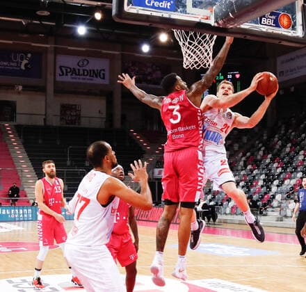 Florian Koch (s. Oliver Würzburg, 21) in der Luft gegen James Thompson IV (Telekom Baskets Bonn, 03) Telekom Baskets Bonn vs. s. Oliver Wuerzburg, Herren, Basketball, 1. Bundesliga, 12. Spieltag, 2020 2021, 09.01.2021 Telekom Baskets Bonn vs. s. Oliver Wuerzburg, Herren, Basketball, 1. Bundesliga, 12. Spieltag, 2020 2021, 09.01.2021 Bonn Copyright: xJulianxMeusel Eibner-Pressefotox EP_JML