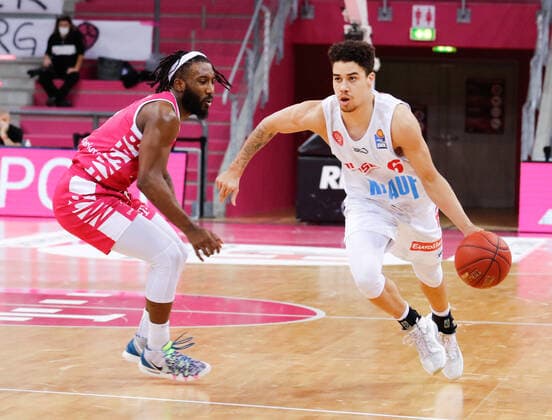 Joshua Obiesie (s. Oliver Würzburg, 06) im Zweikampf mit Xavier Pollard (Telekom Baskets Bonn, 02) Telekom Baskets Bonn vs. s. Oliver Wuerzburg, Herren, Basketball, 1. Bundesliga, 12. Spieltag, 2020 2021, 09.01.2021 Telekom Baskets Bonn vs. s. Oliver Wuerzburg, Herren, Basketball, 1. Bundesliga, 12. Spieltag, 2020 2021, 09.01.2021 Bonn Copyright: xJulianxMeusel Eibner-Pressefotox EP_JML