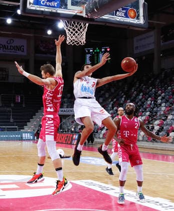 Tyson Ward (s. Oliver Würzburg, 03) beim Korbleger. Telekom Baskets Bonn vs. s. Oliver Wuerzburg, Herren, Basketball, 1. Bundesliga, 12. Spieltag, 2020 2021, 09.01.2021 Telekom Baskets Bonn vs. s. Oliver Wuerzburg, Herren, Basketball, 1. Bundesliga, 12. Spieltag, 2020 2021, 09.01.2021 Bonn Copyright: xJulianxMeusel Eibner-Pressefotox EP_JML