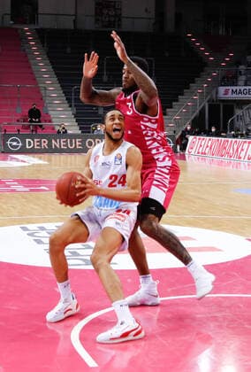 Cameron Hunt (s. Oliver Würzburg, 24) im Zweikampf mit James Thompson IV (Telekom Baskets Bonn, 03) Telekom Baskets Bonn vs. s. Oliver Wuerzburg, Herren, Basketball, 1. Bundesliga, 12. Spieltag, 2020 2021, 09.01.2021 Telekom Baskets Bonn vs. s. Oliver Wuerzburg, Herren, Basketball, 1. Bundesliga, 12. Spieltag, 2020 2021, 09.01.2021 Bonn Copyright: xJulianxMeusel Eibner-Pressefotox EP_JML