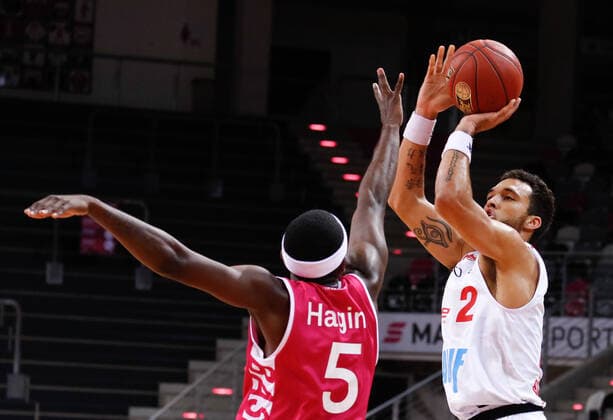 Brekkott Chapman (s. Oliver Würzburg, 02) im Zweikampf mit Josh Hagins (Telekom Baskets Bonn, 05) Telekom Baskets Bonn vs. s. Oliver Wuerzburg, Herren, Basketball, 1. Bundesliga, 12. Spieltag, 2020 2021, 09.01.2021 Telekom Baskets Bonn vs. s. Oliver Wuerzburg, Herren, Basketball, 1. Bundesliga, 12. Spieltag, 2020 2021, 09.01.2021 Bonn Copyright: xJulianxMeusel Eibner-Pressefotox EP_JML