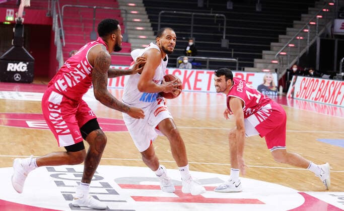 Alex King (s. Oliver Würzburg, 77) gegen Anthony DiLeo (Telekom Baskets Bonn, 11) und James Thompson IV (Telekom Baskets Bonn, 03) Telekom Baskets Bonn vs. s. Oliver Wuerzburg, Herren, Basketball, 1. Bundesliga, 12. Spieltag, 2020 2021, 09.01.2021 Telekom Baskets Bonn vs. s. Oliver Wuerzburg, Herren, Basketball, 1. Bundesliga, 12. Spieltag, 2020 2021, 09.01.2021 Bonn Copyright: xJulianxMeusel Eibner-Pressefotox EP_JML