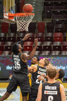 Aric Holman (Ratiopharm Ulm 35), Yorman Polas Bartolo (MHP Riesen Ludwigsburg, 13), Thomas Klepeisz (Ratiopharm Ulm 22), MHP Riesen Ludwigsburg vs. Ratiopharm Ulm, Basketball, Bundesliga, 12. Spieltag, Spielzeit 20 21, 09.01.2021, MHP Riesen Ludwigsburg vs. Ratiopharm Ulm, Basketball, Bundesliga, 12. Spieltag, Spielzeit 20 21, 09.01.2021 Ludwigsburg Copyright: xEibner-Pressefoto SaschaxWaltherx EP_swa