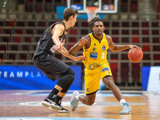 Christoph Philipps (Ratiopharm Ulm 10), Jaleen Smith (MHP Riesen Ludwigsburg, 03), MHP Riesen Ludwigsburg vs. Ratiopharm Ulm, Basketball, Bundesliga, 12. Spieltag, Spielzeit 20 21, 09.01.2021, MHP Riesen Ludwigsburg vs. Ratiopharm Ulm, Basketball, Bundesliga, 12. Spieltag, Spielzeit 20 21, 09.01.2021 Ludwigsburg Copyright: xEibner-Pressefoto SaschaxWaltherx EP_swa