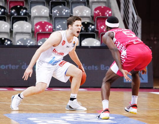 Nils Haßfurther (s. Oliver Würzburg, 07) motiviert seine Mitspieler. Telekom Baskets Bonn vs. s. Oliver Wuerzburg, Herren, Basketball, 1. Bundesliga, 12. Spieltag, 2020 2021, 09.01.2021 Telekom Baskets Bonn vs. s. Oliver Wuerzburg, Herren, Basketball, 1. Bundesliga, 12. Spieltag, 2020 2021, 09.01.2021 Bonn Copyright: xJulianxMeusel Eibner-Pressefotox EP_JML