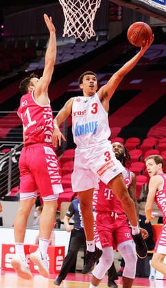 Tyson Ward (s. Oliver Würzburg, 03) verwandelt den Korbleger gegen Anthony DiLeo (Telekom Baskets Bonn, 11). Telekom Baskets Bonn vs. s. Oliver Wuerzburg, Herren, Basketball, 1. Bundesliga, 12. Spieltag, 2020 2021, 09.01.2021 Telekom Baskets Bonn vs. s. Oliver Wuerzburg, Herren, Basketball, 1. Bundesliga, 12. Spieltag, 2020 2021, 09.01.2021 Bonn Copyright: xJulianxMeusel Eibner-Pressefotox EP_JML