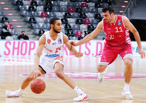 Cameron Hunt (s. Oliver Würzburg, 24) vor dem Step-Back gegen Anthony DiLeo (Telekom Baskets Bonn, 11). Telekom Baskets Bonn vs. s. Oliver Wuerzburg, Herren, Basketball, 1. Bundesliga, 12. Spieltag, 2020 2021, 09.01.2021 Telekom Baskets Bonn vs. s. Oliver Wuerzburg, Herren, Basketball, 1. Bundesliga, 12. Spieltag, 2020 2021, 09.01.2021 Bonn Copyright: xJulianxMeusel Eibner-Pressefotox EP_JML