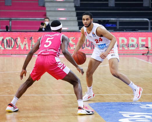 Cameron Hunt (s. Oliver Würzburg, 24) im Zweikampf mit Josh Hagins (Telekom Baskets Bonn, 05). Telekom Baskets Bonn vs. s. Oliver Wuerzburg, Herren, Basketball, 1. Bundesliga, 12. Spieltag, 2020 2021, 09.01.2021 Telekom Baskets Bonn vs. s. Oliver Wuerzburg, Herren, Basketball, 1. Bundesliga, 12. Spieltag, 2020 2021, 09.01.2021 Bonn Copyright: xJulianxMeusel Eibner-Pressefotox EP_JML
