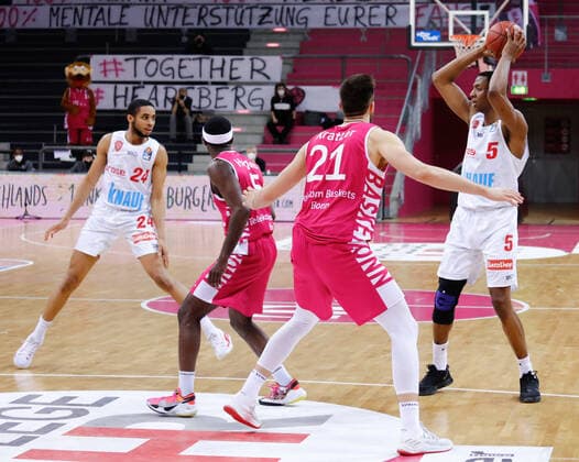 Justin Sears (s. Oliver Würzburg, 05) rechts im Bild, vor seiner Verletzung. Telekom Baskets Bonn vs. s. Oliver Wuerzburg, Herren, Basketball, 1. Bundesliga, 12. Spieltag, 2020 2021, 09.01.2021 Telekom Baskets Bonn vs. s. Oliver Wuerzburg, Herren, Basketball, 1. Bundesliga, 12. Spieltag, 2020 2021, 09.01.2021 Bonn Copyright: xJulianxMeusel Eibner-Pressefotox EP_JML