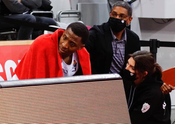 Justin Sears (s. Oliver Würzburg, 05) nach seiner Verletzung. Telekom Baskets Bonn vs. s. Oliver Wuerzburg, Herren, Basketball, 1. Bundesliga, 12. Spieltag, 2020 2021, 09.01.2021 Telekom Baskets Bonn vs. s. Oliver Wuerzburg, Herren, Basketball, 1. Bundesliga, 12. Spieltag, 2020 2021, 09.01.2021 Bonn Copyright: xJulianxMeusel Eibner-Pressefotox EP_JML