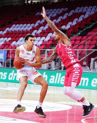 Tyson Ward (s. Oliver Würzburg, 03) im Zweikampf mit Chris Babb (Telekom Baskets Bonn, 07). Telekom Baskets Bonn vs. s. Oliver Wuerzburg, Herren, Basketball, 1. Bundesliga, 12. Spieltag, 2020 2021, 09.01.2021 Telekom Baskets Bonn vs. s. Oliver Wuerzburg, Herren, Basketball, 1. Bundesliga, 12. Spieltag, 2020 2021, 09.01.2021 Bonn Copyright: xJulianxMeusel Eibner-Pressefotox EP_JML