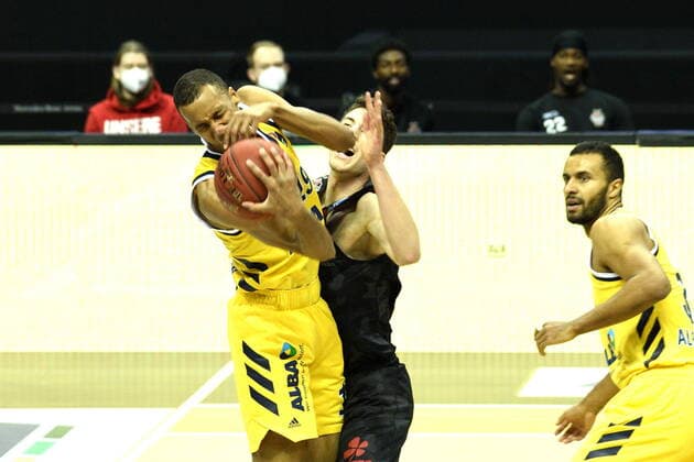 v.l. Louis Olinde - Alba, Alen Pjanic - Giessen - Faul, BBL, Alba Berlin vs Giessen, in der Mercedes Benz Arena, 10.01.21, GER, Berlin, 10.01.21, BBL, Alba vs Giessen 46er Berlin Copyright: xUwexKoch Eibner-Pressefotox EP_UKH