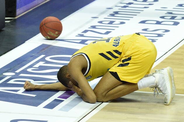 v.l. Louis Olinde - Alba, nach Faul am Boden, BBL, Alba Berlin vs Giessen, in der Mercedes Benz Arena, 10.01.21, GER, Berlin, 10.01.21, BBL, Alba vs Giessen 46er Berlin Copyright: xUwexKoch Eibner-Pressefotox EP_UKH